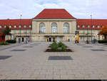 Blick auf das gepflegte Empfangsgebäude des Kulturbahnhofs Weimar.