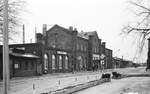 21.Januar 1984. Bahnhof Weißwasser O/L, die Straßenseite. Im Sommer werden Blumen in den Trögen die Tristesse aufmischen. Auf dem sw-Foto sähe es dann aber auch nicht wesentlich anders aus. 