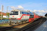 DB 218 497-6 und 218 385-3 sind am Abend des 01.06.2022 gerade mit einem SyltShuttle auf der Insel Sylt angekommen und sonnen sich in Westerlands Abendsonne. 218 497-6 trägt eine Beklebung des AW Dessau.