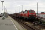 218 379-6 und eine Schwesterlok stehen mit dem Autozug im Bahnhof Westerland.