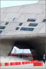 Durchgang zu Gleis 9 -    Der Bahnsteig von Gleis 9 am Wolfsburger Hauptbahnhof liegt etwas nach Osten versetzt und kann über den Durchgang unter dem Phaeno erreicht werden.