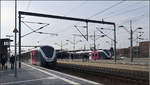 Züge hinter Stahlrahmen -    Der Hauptbahnhof Wolfsburg mit zwei Alstom Coradia Continental des Betriebes ENNO.