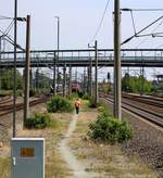 Der Weg eines Triebfahrzeugführers von Wolfsburg Hbf zur IC-Garnitur mit BR 120 in der Abstellgruppe. Aufgenommen am Ende des Bahnsteigs 3/4. [19.7.2017 - 13:14 Uhr]