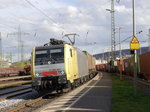 Eine Gelbe BR 189 zieht einen Gemischten Güterzug durch Würzburg-Zell in Richtung Gemünden (Main).