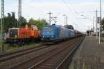 185 530-3 in Doppeltraktion mit 185 519-6 bei der Durchfahrt des Wunstorfer Bahnhofes am 04.07.2009.Links daneben die BR 214 der BBL-Logistik.