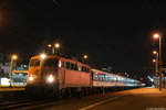 Einige Wochen lang bespannte 115 459 der GFF den Ersatzzug der Linie RB48 (Wuppertal Oberbarmen-Köln-(>Bonn)) von National Express. Aufgrund einer defekten E-Bremse der 110 469 setzte NX diese über einen Zeitraum auf dieser Linie ein. Am Abend der letzten Abfahrt des 5. Februars konnte ich dann den RB 32485 nach Köln Hauptbahnhof im Bahnhof Wuppertal Oberbarmen während des Wechsel des Rück- bzw Frontlicht und des Stromabnehmers in Form einer Langzeitbelichtung fotografisch festhalten. 