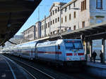 IC2048 nach Köln Hbf (2857, geschoben von 146 576-4) beim Halt am Hauptbahnhof Wuppertal, so gesehen im Februar 2021.