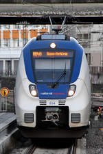 Der National Express-Elektrotriebzug 654 bei der Ankunft am Hauptbahnhof Wuppertal. (Februar 2021)