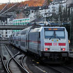 IC2043 nach Leipzig Hbf (2868 geschoben von 146 553-3) bei der Abfahrt vom Hauptbahnhof Wuppertal, so gesehen im Februar 2021.