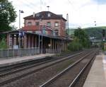 In der guten alten Zeit war der Bahnhof Veitshchheim mit Reisenden gefllt, Fahrkarten wurden verkauft und Menschen saen im Wartesaal.