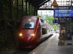 Der Thalys aus Paris-Nord(F) nach Dortmund-Hbf(D) und steht im Aachener-Hbf und fährt gleich in Richtung Köln. 
Aufgenommen vom Bahnsteig 9 vom Aachen-Hbf. 
Bei Wolken am Abend vom 24.6.2017.
