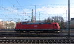 185 018-9 DB rangiert in Aachen-West. 
Aufgenommen vom Bahnsteig in Aachen-West. 
Bei Sonnenschein am Morgen vom 14.3.2018.