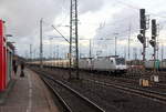 186 386-9 von Akiem/Lineas und 186 384-4  von Akiem/Lineas stehen in Aachen-West mit einem Umleiter Güterzug aus Millingen(D) nach Yves-Gomezee(B).
Aufgenommen vom Bahnsteig in Aachen-West. 
Am Nachmittag vom 30.11.2018.