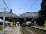 Nochmal die Bahnsteighallen vom Aachener Hbf. Rechts auf Gleis 6 der ICE von Frankfurt auf den Weg nach Brssel-Midi.