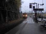 Ein belgischer Elektrotriebwagen fhrt an einem regnerischem  Sonntag in den Aachener Hbf ein.