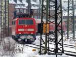 Durch einen Wald von Masten zieht 111 151-7 am 15.02.2010 den RE4 im Gleisvorfeld in den Aachener Hbf.