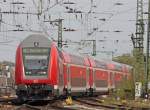 RE10122 aus Hamm mit Schublok 146 025-2 und 40 Minuten Versptung aufgrund einer Weichenstrung bei Duisburg bei der Einfahrt in den Aachener Hbf, 25.4.10