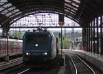 185 524-6 im Auftrag der Crossrail, auf dem Gegengleis mit einem Gterzug Richtung Kln bei der Durchfahrt im Aachener Hbf, 11.6.10