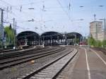 Der Aachener Hbf von Gleis 2/3 fotographiert.
Der Aachener Hbf hat 7 Bahnsteigsgleise und 2 Durchfahrtsgleise.
Im normalfall fahren auf Gleis 1: RB20 Euregiobahn (BR 643), auf Gleis 2: RE1 NRW-Express (BR 146 mit 5 Dostos), auf Gleis 3: RE4 Wupperexpress (BR 111 mit 5 Dostos), auf Gleis 4 und 5 fahren z.B. Gterzge durch, auf Gleis 6: RE9 Rhein-Sieg Express (BR 111 mit 5 Dostos), auf Gleis 7: RB20 Euregiobahn (BR 643), auf Gleis 8: RB33 (BR 425) und auf Gleis 9 Fernverkehr (Thalys, ICE) und die belgischen Triebzge 61-72. (Stand 10.09.2010)
Das Bild entschand am 03.04.2009.