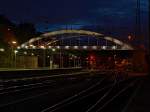 Die Burtscheider Brcke die sich ber das Gleisvorfeld des Aachener Hbf spannt am Abend des 27.10.2010.