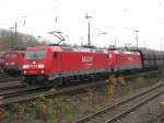 2 BR 185 von Railion kommen mit einem Kohlenzug aus Richtung Neuss fhrt in Aachen-West ein im Hintergrund steht abgestelt die BR 140 432-6 von DB Cargo in Aachen-West.
7.11.2010