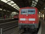 Aachen Hbf am 20.11.2010. Auf Gleis 3 steht 111 015-4, sie schiebt gleich den RE4 nach Dortmund. Von Gleis 6 zieht 111 011-3 den RE 9 nach Siegen.