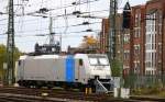 186 425-5 von Rurtalbahn und von Railpool steht abgestellt im Aachener-Hbf. Aufgenommen vom Bahnsteig 2 vom Aachen-Hbf. 
Bei Sonne und Wolken am Mittag vom 24.10.2015.