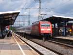 101 129-5 am 30.05.07 mit einem InterCity von Karlsruhe HBF nach Nrnberg HBF auf Gleis 2 des Aalener Bahnhofs..