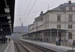 05.04.2014 Bf Altenburg; Bahnsteigseite des EG. An dem von der S-Bahn (von  u. nach Borna) benutzten Gleis stehen schon Lichtsignale, wärend an den anderen Gleisen Formsignale den Betrieb regeln. Ganz im Hintergrund ist ein (noch ?) vernageltes Lichtsignal zu erkennen.