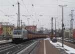 185 690-5 von PCT Altmann zieht am 20. Februar 2013 einen Autotransportzug durch Ansbach.