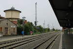 Der Bahnsteig 1 mit der ehem. Güterabfertigung und dem Wasserturm, am 02.09.2023 in Arnstadt Hbf.
