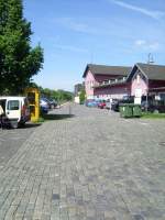 Hier ein Blick ber den Parkplatz des Bahnhofes Au(Sieg) auf das im Hintergrund zu sehende Gleis 11 von wo die Zge der RB28 Oberwesterwaldbahn abfahren. Nur am 2.6. war dies zu meinem Pech nicht der Fall da die GDL die Vectus bestreikte.