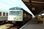 Der zu dieser Zeit noch neue Schienenbus der DB, Baureihe 628, war bei den Fahrgästen sehr gefragt. 628 008-5 wartet im Augsburger Bahnhof im Sommer 1984 auf seine Fahrgäste.   