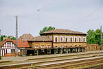 12.08.2003 Brandenburg, Bahnhof Belzig, Empfangsgebäude an der Strecke Berlin–Blankenheim auf der Nordseite der Gleisanlagen. Gegenüber auf der Südseite befindet sich das Empfangsgebäude der ehemaligen brandenburgischen Städtebahn.