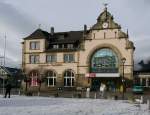 Ostgiebel des 1894 vollendeten Empfangsgebäudes in (Bad) Harzburg mit schlichtem Treppengiebel mit seitlichen Voluten und Flügelrad als Giebelbekrönung; 24.01.2015
