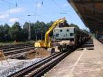 In Bad Kleinen arbeitet der Bagger unter dem Fahrdraht neben dem Bahnsteig 1.