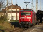 Am Gleis 2 steht die E-Lok 120 203-5 der DB AG mit ihrem RE 4313 zur Weiterfahrt nach Rostock Hbf zur Abfahrt bereit.