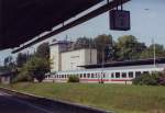 Stellwerk von Bad Kleinen, vom Bahnsteig 2 aus gesehen. Im Vordergrund steht IC 2503 zur Abfahrt bereit. (Mai 2003)