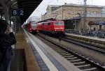 Zwei Bahnbilder-Fotografen bei der  Arbeit  am Bahnhof Bamberg 21.02.2014. 425 149-2 und 111 224-2 als Motiv