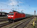 DB Cargo 185 128-6 mit Güterzug am 23.03.17 in Basel Bad Bhf vom Bahnsteig aus fotografiert