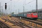 Durchfahrt am 13.10.2015 von Beacon Rail/Crossrail 185 595-6 mit einem  T.T.S. -Containerzug über das Gütergleis durch Basel Bad Bf in Richtung Basel Bad Rbf.