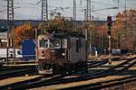 Am Nachmittag des 05.11.2015 warteten Re 4/4 188 (Re 425 188-0)  Naters  und Re 4/4 185 (425 185-6)  Lalden  auf die Ausfahrt vom BLS Cargo Abstellbereich in Basel Bad Bf in Richtung Basel Bad Rbf, um