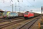 Mit einem  Redbull -Zug nach Bludenz (AT) fuhr am 01.06.2016 die 185 128-6 über Gleis 1 durch Basel Bad Bf an der BLSC Re 475 401 und weiteren BLSC Loks in Richtung Rangierbahnhof Muattenz