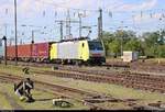 Containerzug mit 189 205-8 (Siemens ES64F4-205) MRCE, ehem. vermietet an die SBB Cargo International, durchfährt den Bahnhof Basel Bad Bf (CH) in südlicher Richtung.
Aufgenommen vom öffentlich zugänglichen Parkplatz neben der Schwarzwaldallee.
[13.7.2018 | 17:12 Uhr]