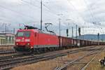 Durchfahrt am Nachmittag des 25.09.2019 von der 185 128-6 mit einem langen und leeren  E-Wagen -Zug über Gleis 1 durch den Badischen Bahnhof von Basel in Richtung Weil am Rhein.