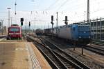 Durchfahrt am 04.10.2014 von Railtraxx 185 515-4 mit einem Containerzug in Basel Bad Bf, während 120 111-0 abstellt am Bahnsteig steht und Re 4/4 11111 auf den EC 9 (Hamburg Altona - Zürich