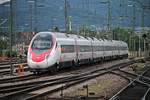 Am frühen Morgen des 09.07.2015 stan dieser unbekannte ETR 610 abgestellt im südlcihen Vorfeld vom Badischen Bahnhof in Basel.