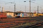 Am Morgen des 16.07.2015 stand Railpool/Lokomotion/BLS Cargo 186 106 in den ersten Sonnenstrahlen vor dem Ausfahrtsignal des BLS Cargo Abstellbereich in Basel Bad Bf und wartet darauf in Richtung Basel Bad Rbf/Weil am Rhein auszurücken.