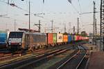 Durchfahrt in den ersten Sonnenstrahlen des 16.07.2015 von MRCE/SBB Cargo International ES 64 F4-455 (5 170 029-0) mit einem Containerzug in Basel Bad Bf in Richtung Rangierbahnhof Muttenz.