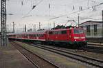 Nachschuss auf die Freiburger 111 062-6  Neuenburg am Rhein , als sie am frühen Morgen des 23.07.2015 ihre RB (Basel Bad Bf - Offenburg) aus dem Startbahnhof schob.